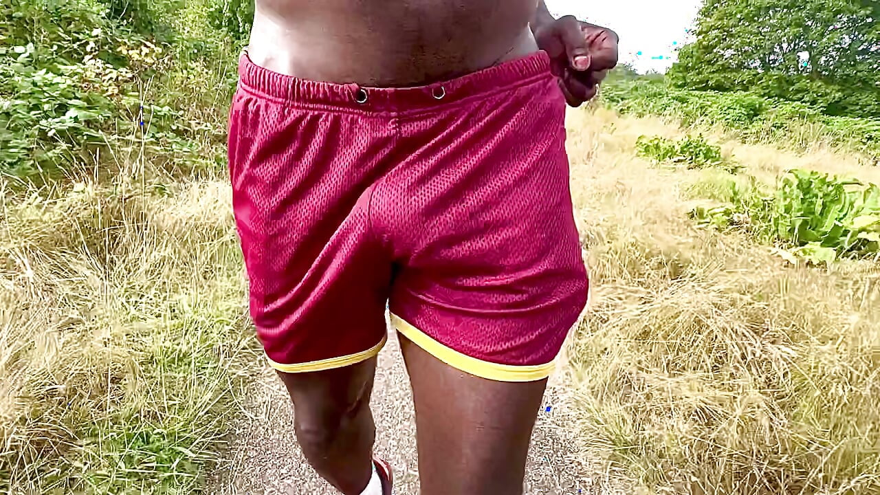 Langsam wird es hart beim Gehen in meinem roten short und ich habe immer befehllich.
