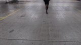 Sissy sletje loopt in parkeergarage snapshot 5