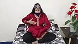 Сексуальная мусульманская зрелая дама светит сиськами, трахает пальцами и трахает киску дилдо snapshot 3