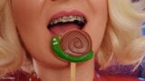 Asmr Mukbang - videoclip cu mâncare din latex - Arya Grander cu aparat dentar snapshot 4