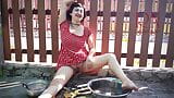 Retro, das Zimmermädchen schält die Kartoffeln zum Abendessen. Retro-Performance. Retro-Zimmermädchen hat kein Höschen. Masturbation cam1 snapshot 8