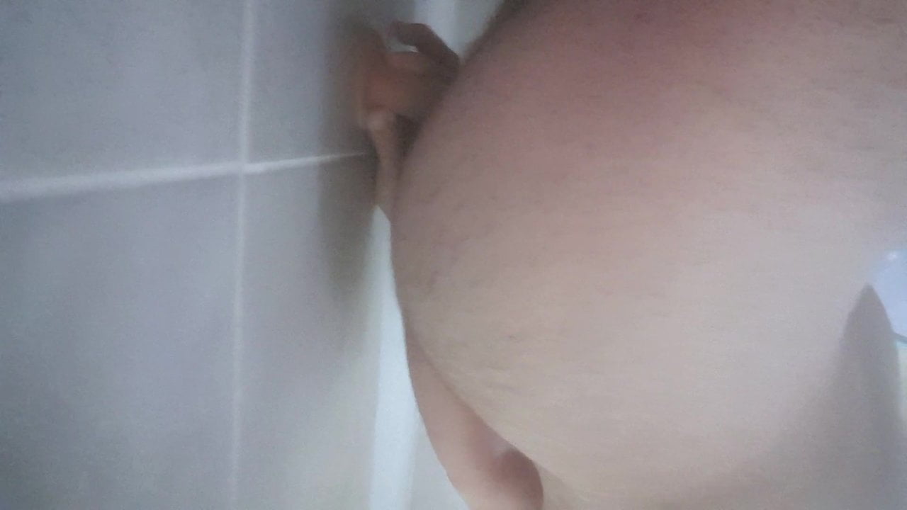 सीधे आदमी fucks शॉवर डिल्डो