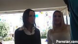 Hete babe Aurora Snow en Amber Rayne genieten van een trio snapshot 3