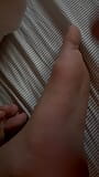 Cum en los hermosos dedos de los pies de la esposa snapshot 2