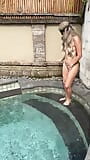 Milf desnuda en piscina en la isla de Bali snapshot 13