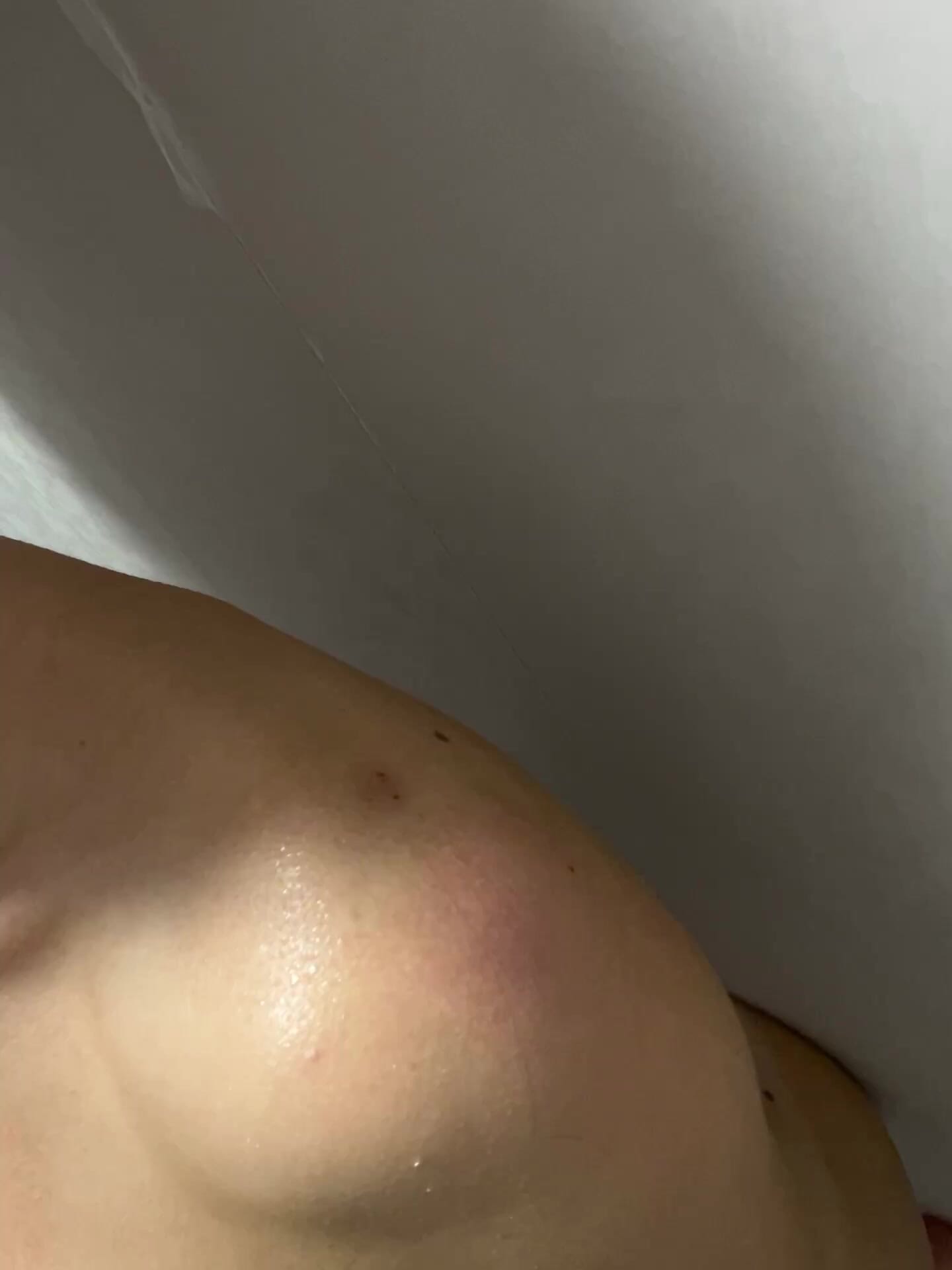 Une fille sexy taquine son corps nu dans la salle de bain