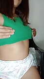 O femeie latino sexy vine acasă fierbinte și se dezbracă în fața camerei web snapshot 2