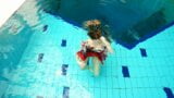 セクシーなポーランド人美女マーケタがプールで裸 snapshot 2