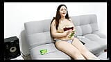 Nicole relajando su barriga gordita en el sofá snapshot 2