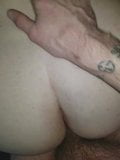 Follando un trasero gordito con la ayuda de papi snapshot 9