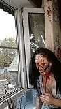 Une femme fume une cigarette + maquillage de zombie snapshot 1