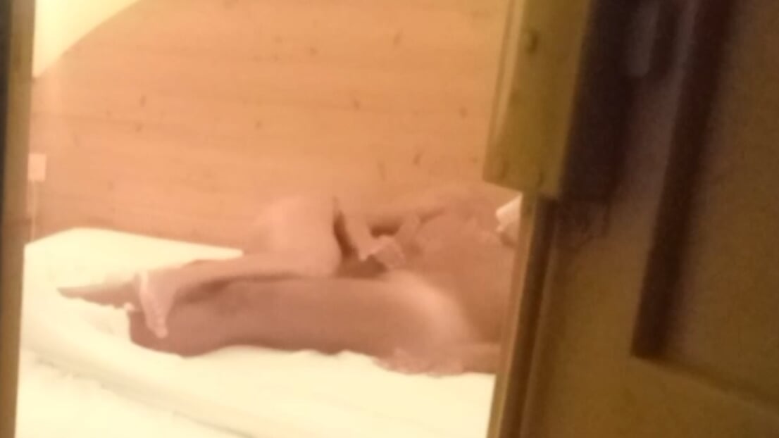 Egy felszarvazott férj álma, kukucskál, miközben én kézimunkát adok a szobatársunknak