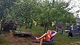 Sexy žena v domácnosti Lukerya v zahradě s hrábě čištěním Zezadu snapshot 8