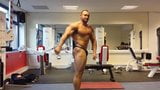 Str8 bodybuilder che flette enormemente snapshot 3