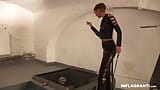 Hermosa dominatrix castiga a su esclavo masculino snapshot 5