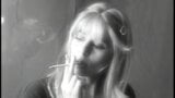 매혹적으로 담배를 피우는 사랑스러운 금발 snapshot 3