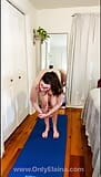 Yoga en topless frente al espejo con Elaina St James snapshot 2