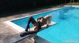 Lisa monti gioca a bordo piscina  snapshot 4