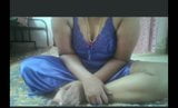 Desi, une MILF indienne mature montre ses seins et sa chatte devant la caméra snapshot 1