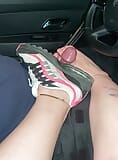 Bela punheta com os pés no carro snapshot 2