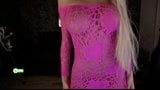 Chica sexy tatuada en vestido rosa snapshot 20