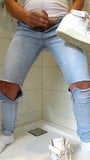 Pisse et branlette dans mon jean moulant et mes chaussures Nike snapshot 8