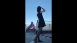 Une exposante asiatique de ladyboys montre la bite en public snapshot 11