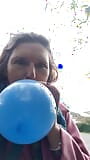 Branlette avec un ballon dans un parking de chirurgie du médecin snapshot 5