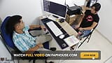 Baas neukt zijn werknemer in zijn kantoor en wordt ontdekt door zijn andere werknemer - porno in het Spaans snapshot 6