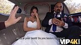 Vip4k. Die Braut erlaubt dem Ehemann, zuzusehen, wie sie in der Limousine einen Arsch bekommt snapshot 7