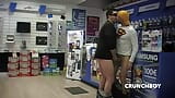 Scopata in un negozio pubblico tramite foto del venditore sesso incredibile snapshot 7