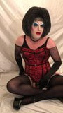 Une drag queen excitée baise avec un gode snapshot 1