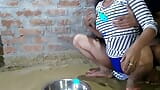 Pemilik rumah mengongkek pembantu rumah hamba di dapur, Kam Waalli Bhabi Ko Malik Ne Khana Banate Samay Pelke Dapur Pe Choda snapshot 3