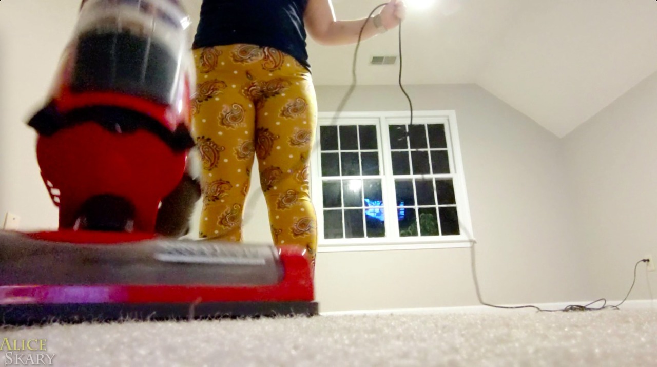 Teaser: Vaccuuming in Leggings
