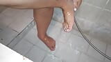 Jugosa chica fetiche de pies Nikita se lava los pies en un baño vintage snapshot 3