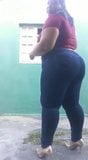 Brazilská baculka s velkým zadkem v úzkých džínách a vysokých podpatcích snapshot 2