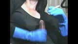Rokende vrouw in blauwe rubberen handschoenen veroorzaakt een grote cumshot snapshot 8