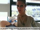 Camshow amatoriale nel vero ufficio con indosso le calze snapshot 2