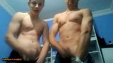 18 schattige hunk -vrienden op webcam snapshot 2