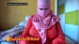 Moyen-Orient - hijab portant un musulman arabe à gros seins devant la caméra le 1er novembre snapshot 8