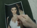 Le visage et les seins de Kim Kardahsian couverts! snapshot 1