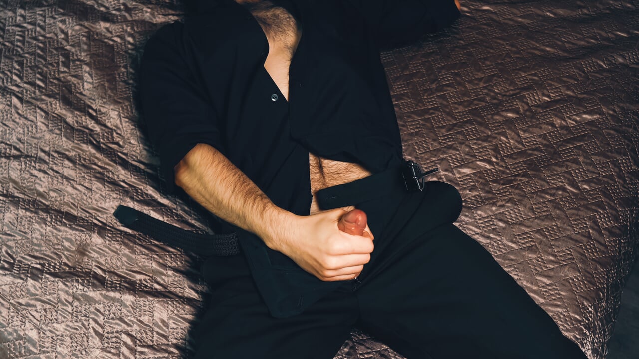A fiatal, jóképű férfi, Noel Dero gyönyörű öltönyben maszturbál az ágyon, és orgazmusig viszi magát.