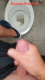 Master Ramon pisst und wichst gnadenlos die Toilette voll, arme Putzfrau snapshot 7