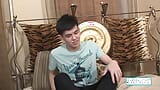 Asian twink Xander pieprzy dildo podczas głaskania jego dzięcioła! snapshot 1