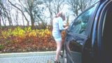 Kelly CD, die auf einem geilen Parkplatz wichst, wichst graues Samtkleid snapshot 3