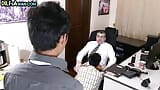 Gay papá empresario folla twinks asiáticos en oficina trio snapshot 2