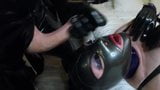 Couple en latex, pipe, gorge profonde dure dans une capuche en caoutchouc snapshot 14