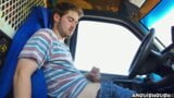 Melancap dalam van kerja dan memunggah pancutan mani besar-besaran - gush yang menyakitkan snapshot 3