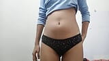 La figa stretta sotto i pantaloncini corti è stata penetrata delicatamente e ha ottenuto l'orgasmo. snapshot 16