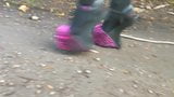 Lady l berjalan dengan sepatu hak tinggi ekstrim yang eksotis. snapshot 1
